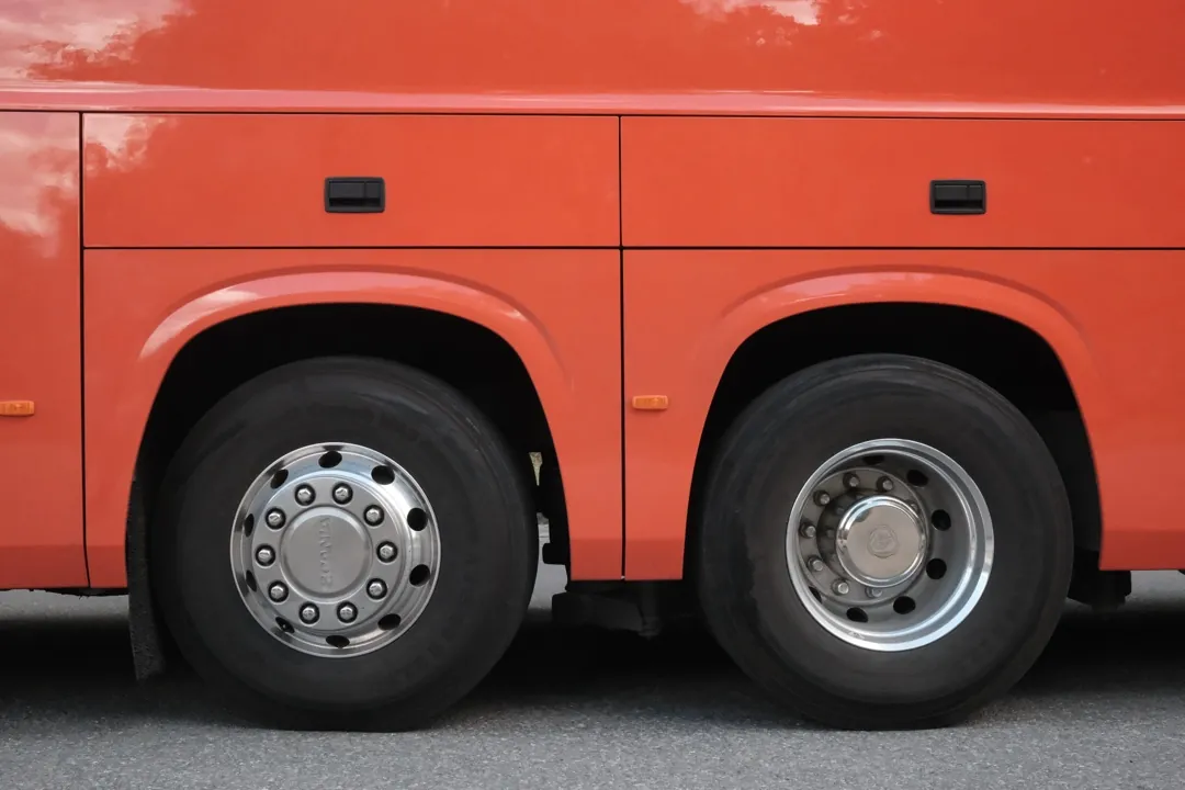 A red coach's chrome wheels open in Fovea's Develop panel, a guided edit tip pointing at the Highlights slider